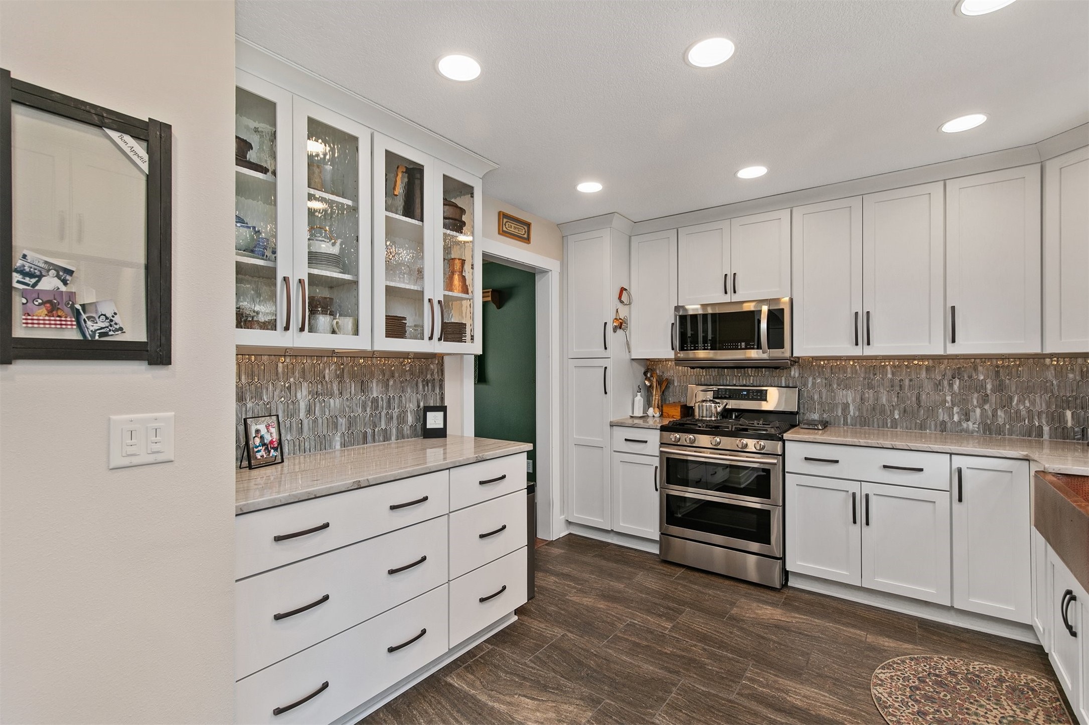 6836 Mill Pond Drive, Urbandale, Iowa image 3