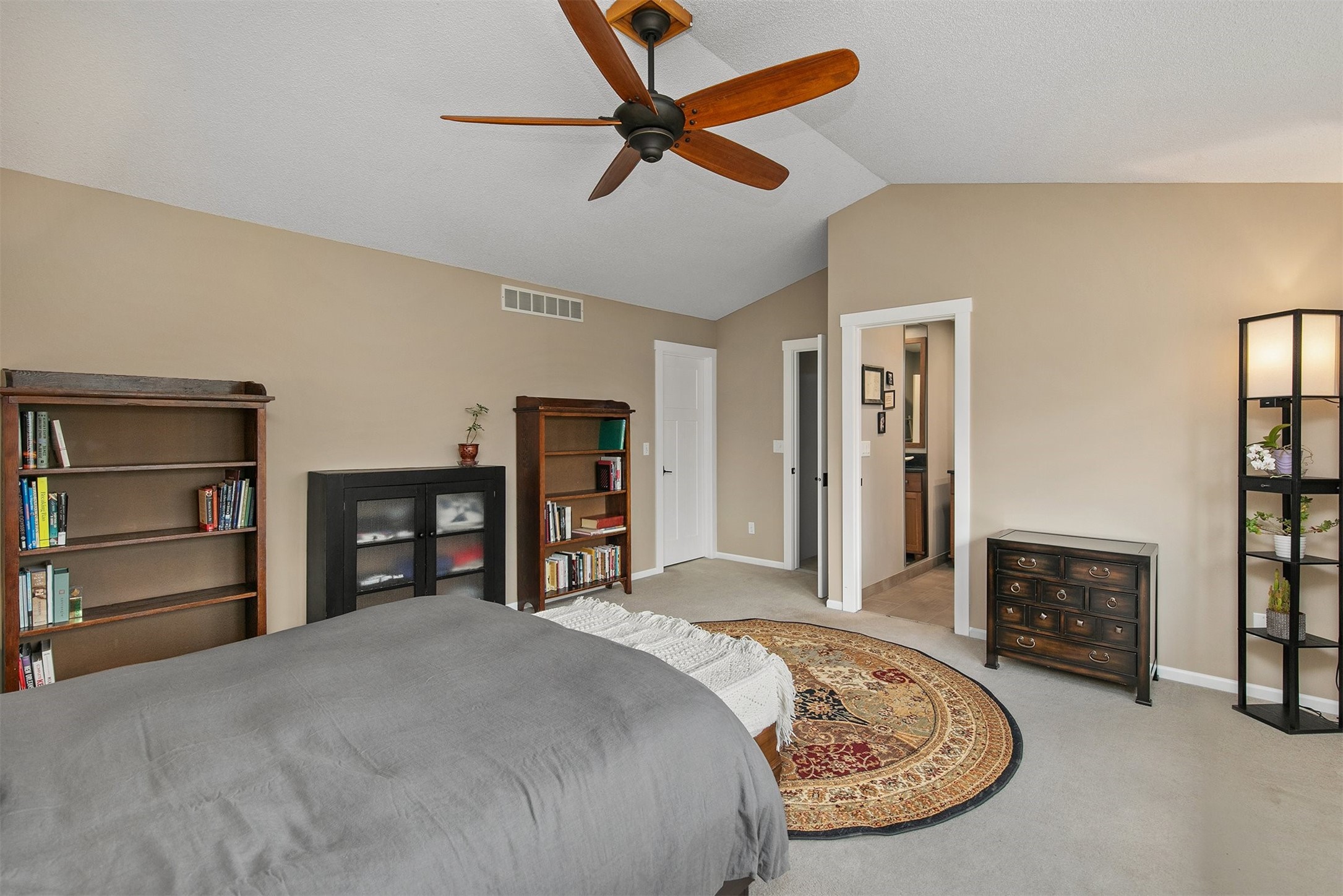 6836 Mill Pond Drive, Urbandale, Iowa image 14