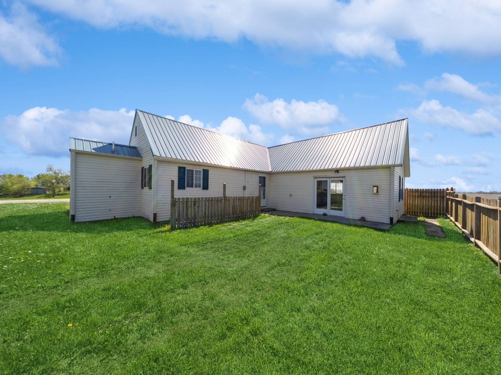 1953 S 44th Avenue, Newton, Iowa image 1