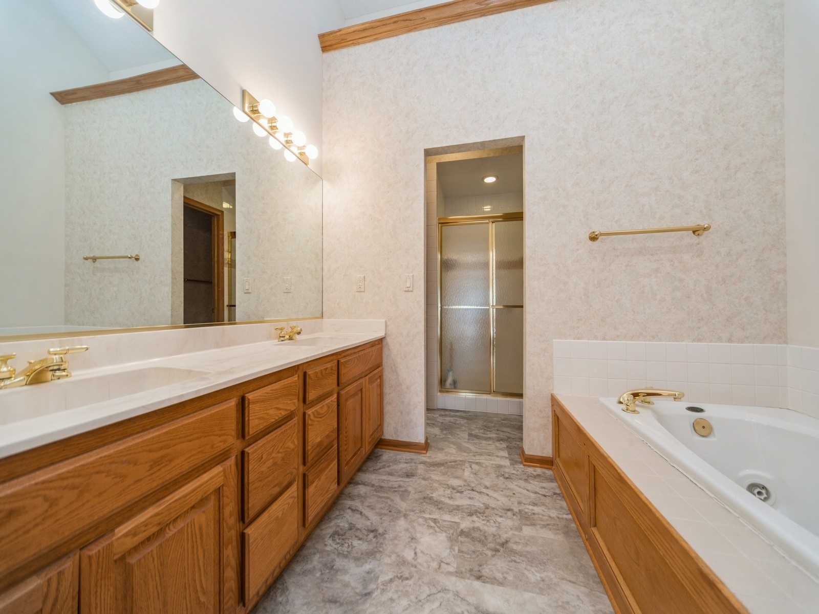13098 Pinecrest Lane, Clive, Iowa image 16