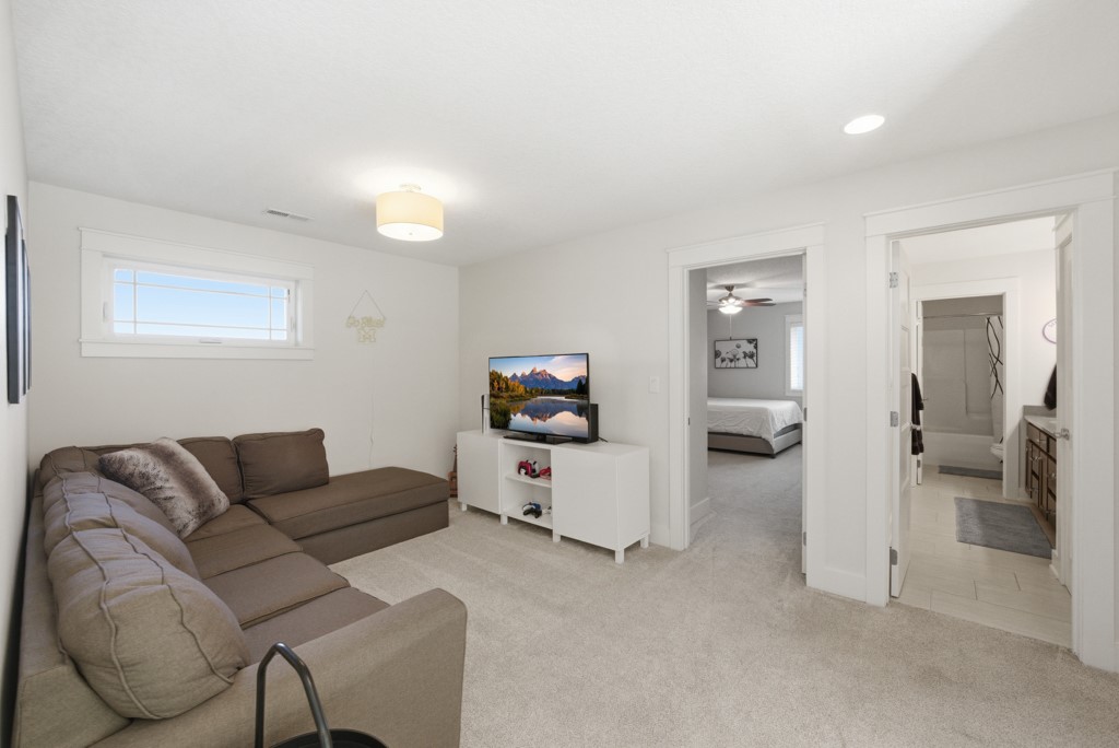 Ankeny, Iowa, 50023, United States, 5 Bedrooms Bedrooms, ,5 BathroomsBathrooms,Residential,Active,2052119