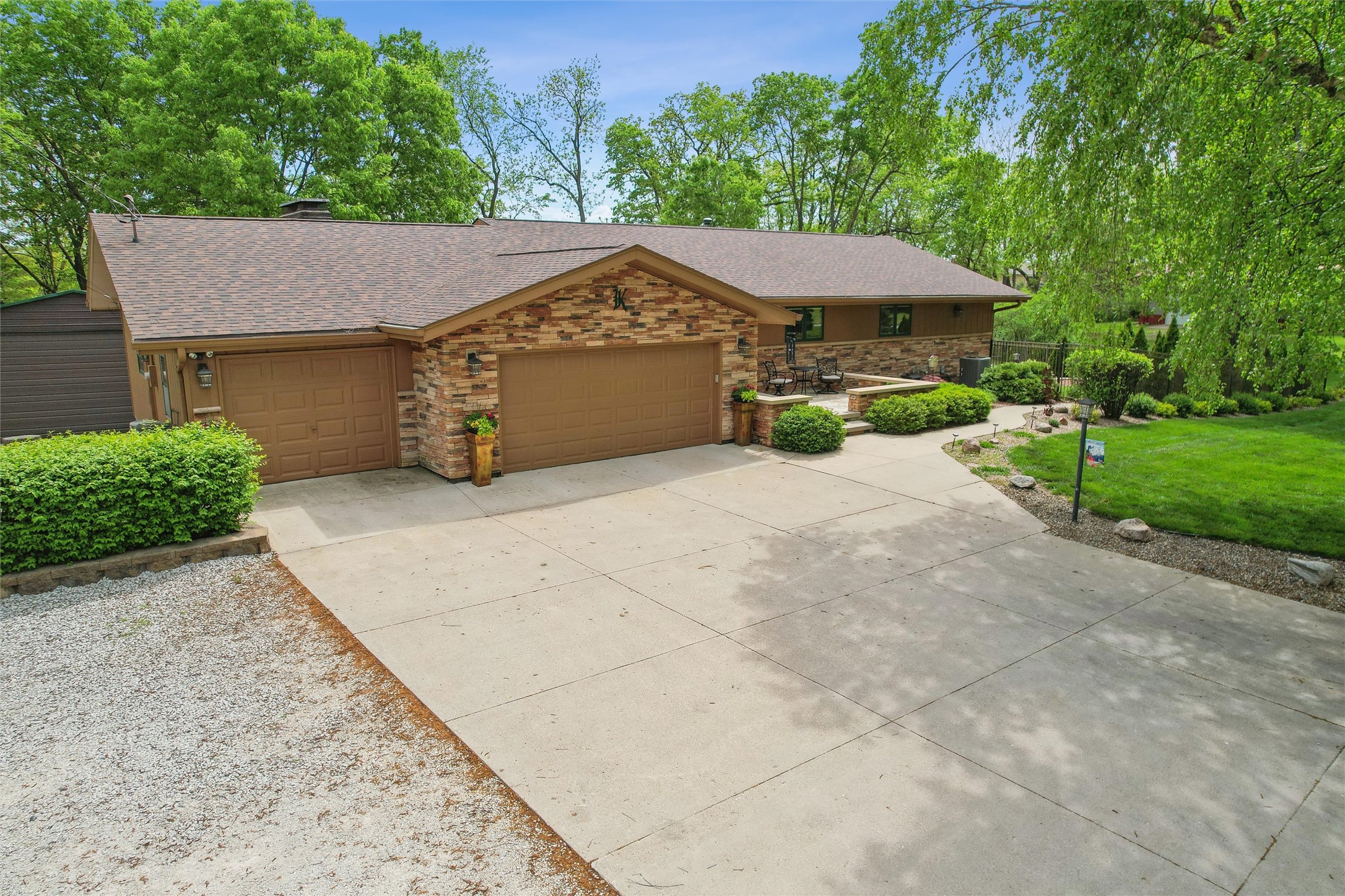 5310 NW Burr Oak Drive, Johnston, Iowa image 2