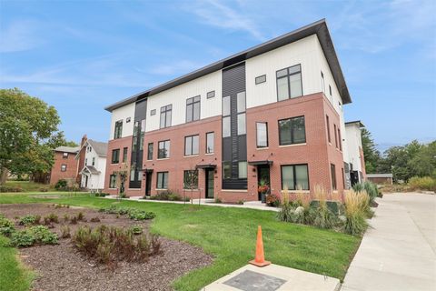 Condo For Sale - 4844 Ingersoll Avenue<br/> Des Moines, IA 50312
