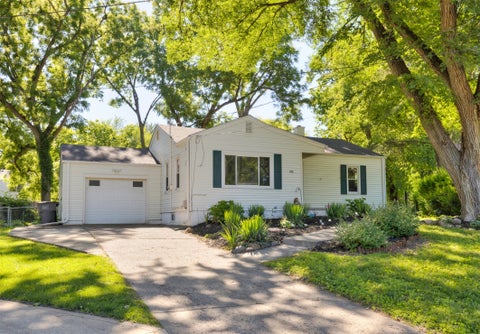 Homes For Sale - 661 64th Street<br/> Des Moines, IA 50312