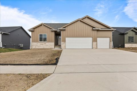 Homes For Sale - 645 NW Rosemont Drive<br/> Waukee, IA 50263