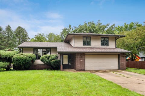 Homes For Sale - 3924 Dakota Drive<br/> West Des Moines, IA 50265
