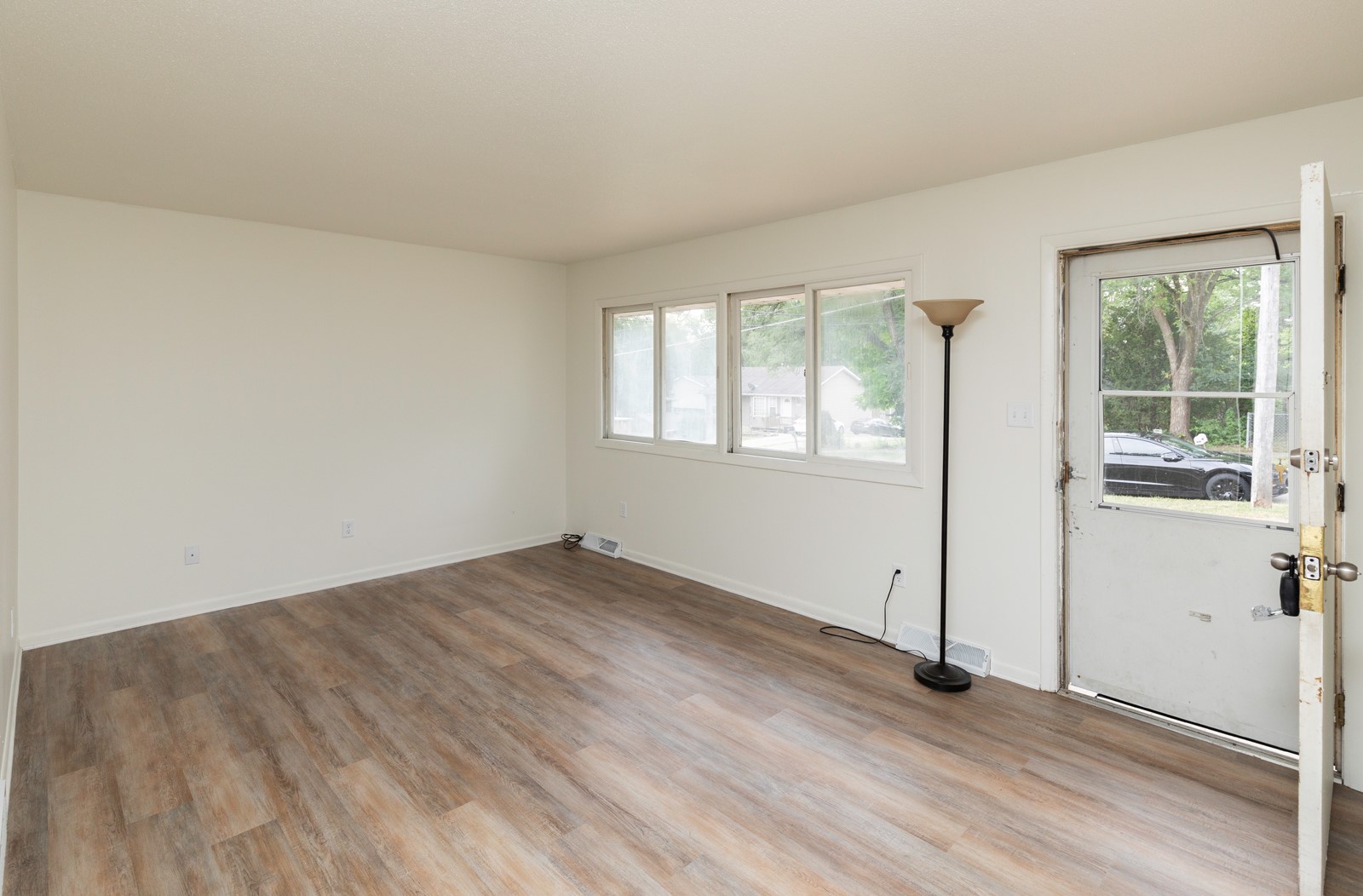 424/426 E Leach Avenue, Des Moines, Iowa image 2