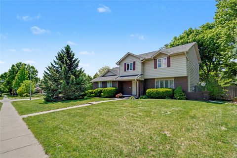 Homes For Sale - 900 Prairie View Drive<br/> West Des Moines, IA 50266