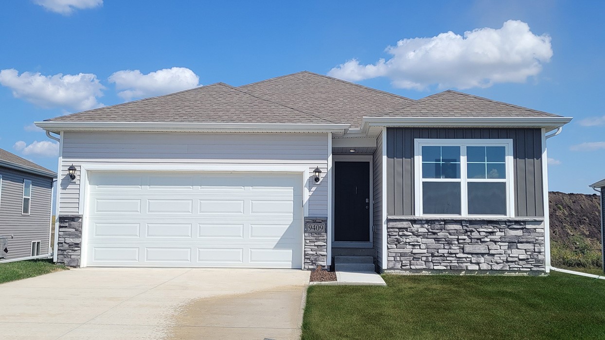 2621 SE Creekhill Way, West Des Moines, Iowa image 1