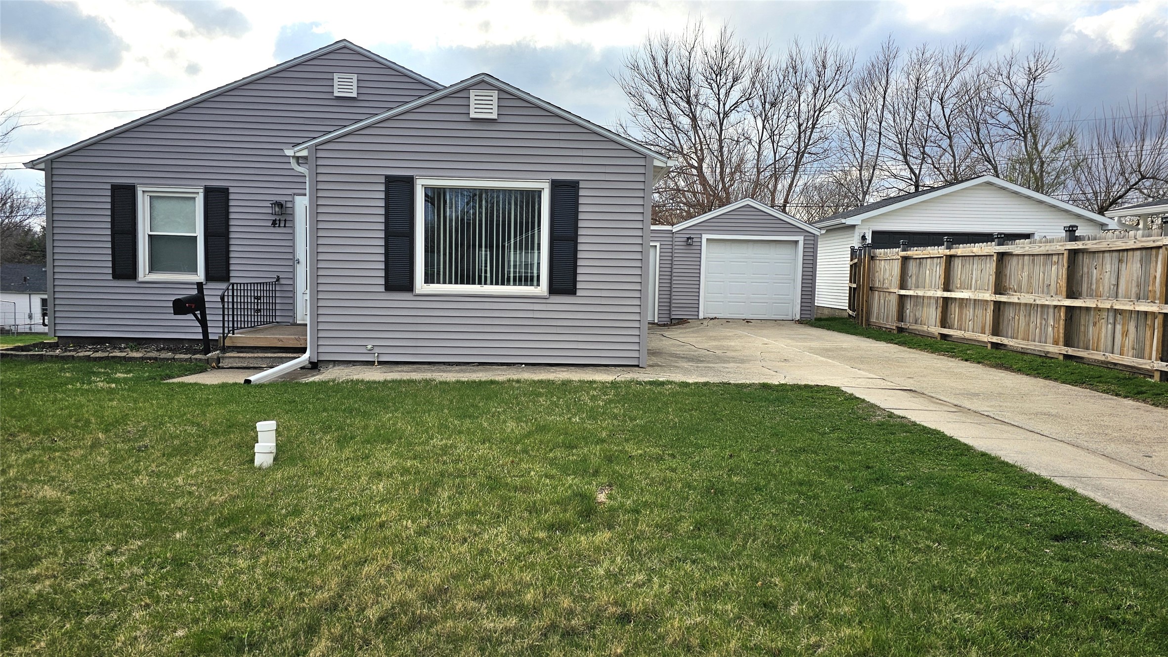 411 E 20th Street, Newton, Iowa image 1