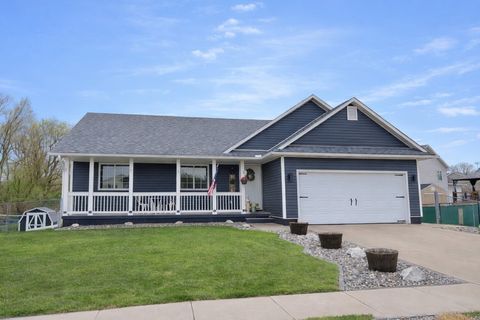 Homes For Sale - 2401 E Glenwood Drive<br/> Des Moines, IA 50320