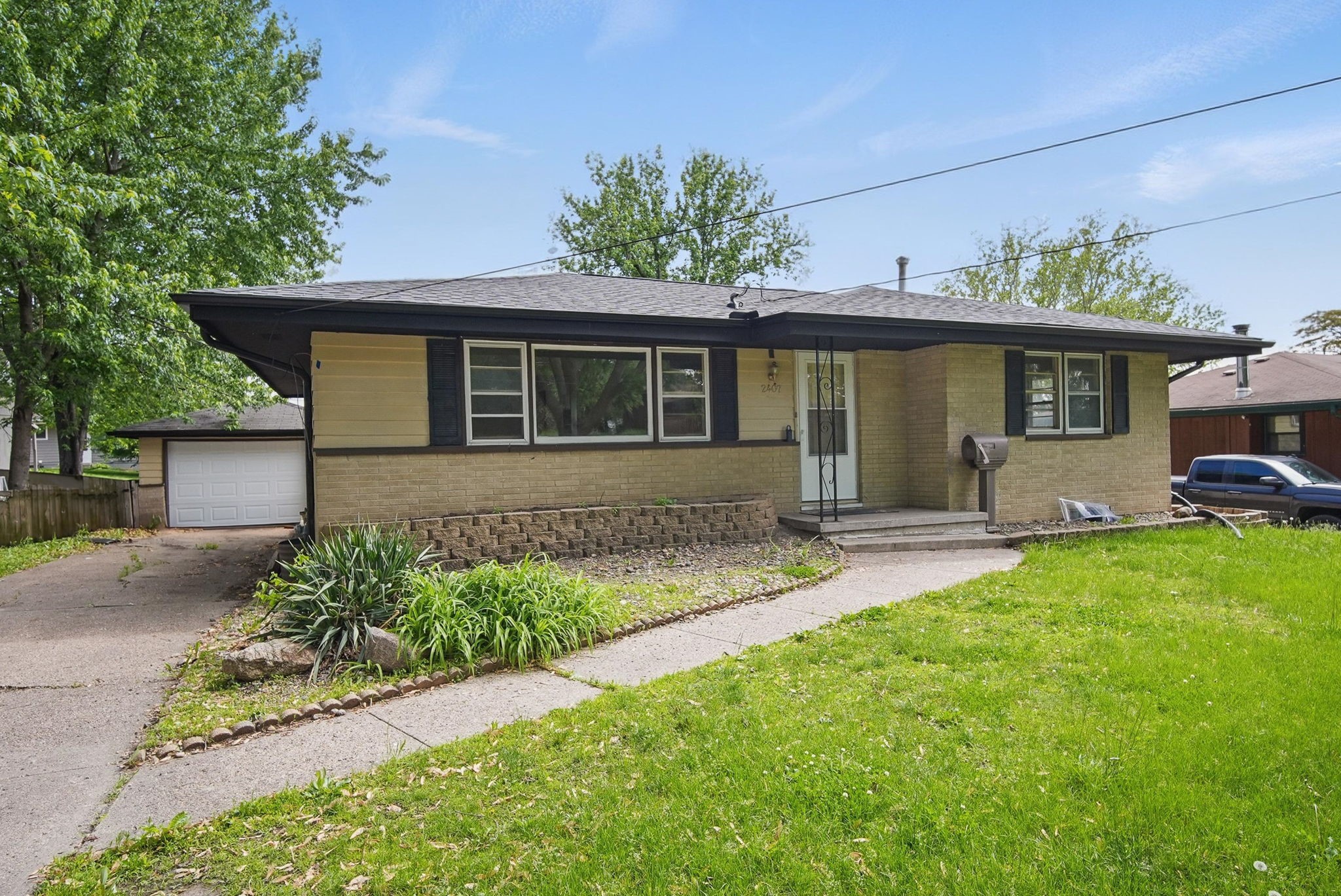 2407 E Tiffin Avenue, Des Moines, Iowa image 2
