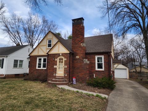 Homes For Sale - 2207 35th Street<br/> Des Moines, IA 50310