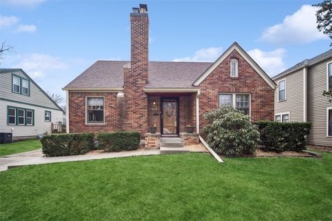 Homes For Sale - 924 39th Street<br/> Des Moines, IA 50312