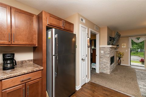 Condominium in Urbandale IA 4837 86th Street 20.jpg