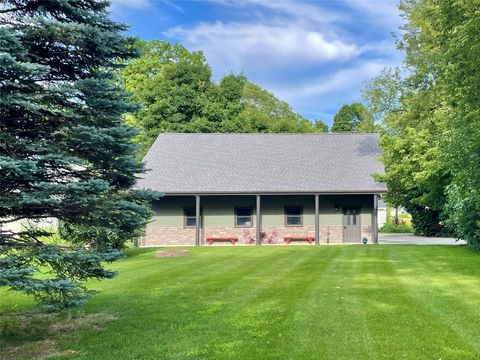 Homes For Sale - 1127 Broad Street<br/> Poweshiek County, Grinnell, IA 50112
