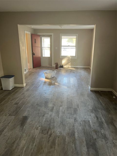 Homes For Sale - 4044 2nd Avenue<br/> Des Moines, IA 50313