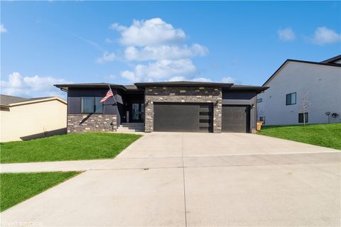 Single Family Residence in Pleasant Hill IA 5640 Sunburst Drive.jpg