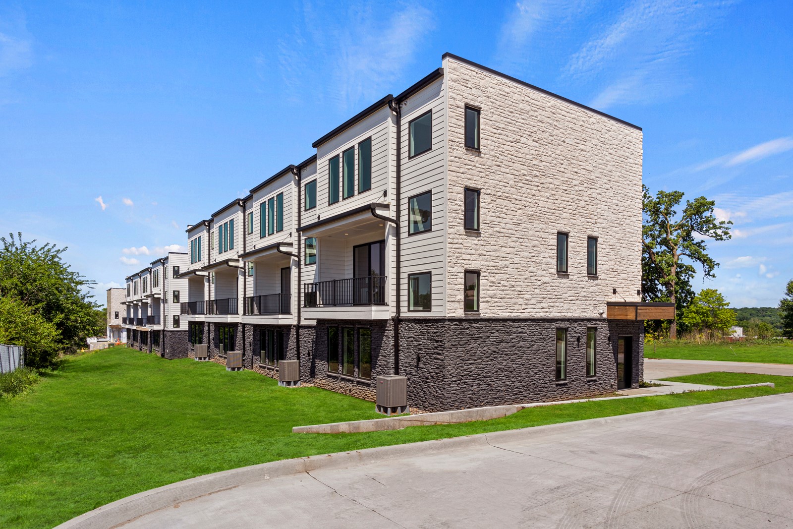 2716 Fleur Drive 12