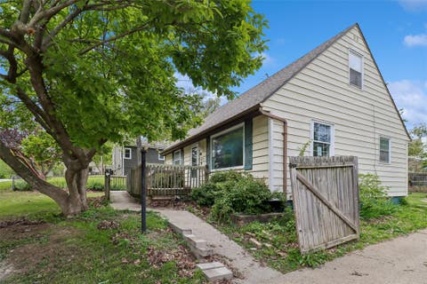 Homes For Sale - 2617 Sheridan Avenue<br/> Des Moines, IA 50310
