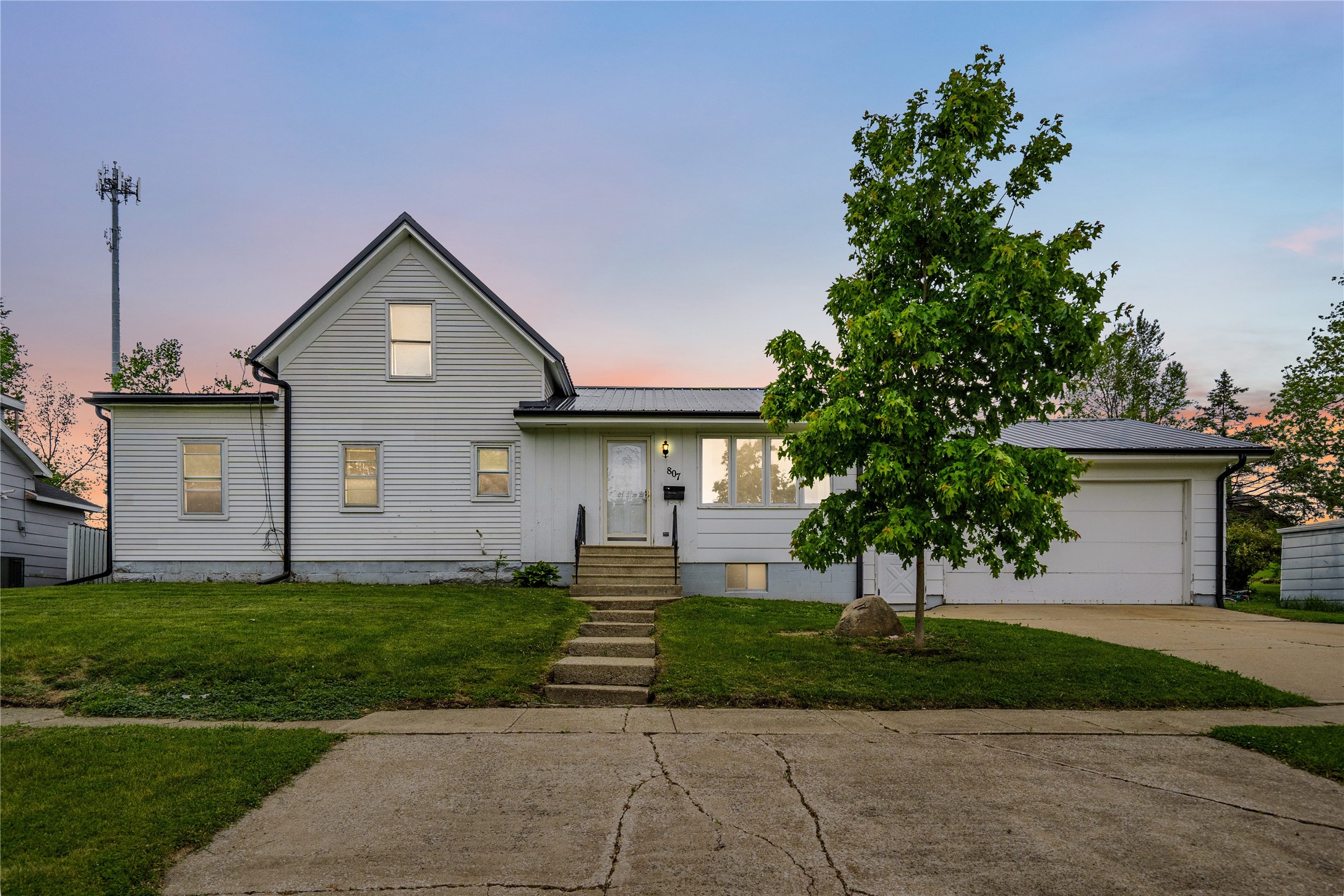 807 Center Street, Grinnell, Iowa image 1
