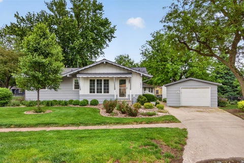Homes For Sale - 5011 Lower Beaver Road<br/> Des Moines, IA 50310