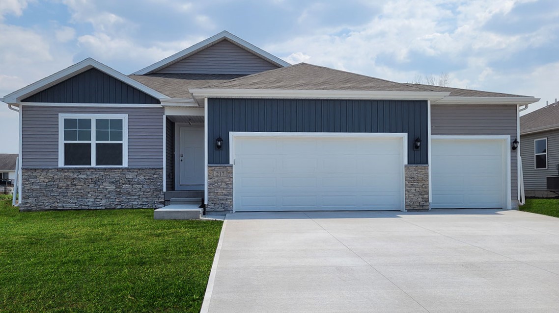 407 Varley Lane, Stuart, Iowa image 1