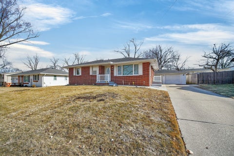 Homes For Sale - 4407 66th Street<br/> Urbandale, IA 50322