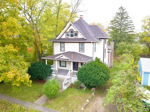 Homes For Sale - 1517 Elm Street<br/> Poweshiek County, Grinnell, IA 50112