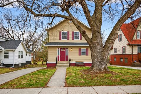 Homes For Sale - 2525 Beaver Avenue<br/> Des Moines, IA 50310