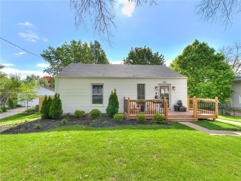 Single Family Residence in Windsor Heights IA 1419 64th Street.jpg