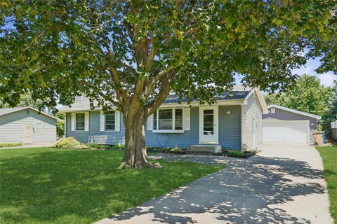 Homes For Sale - 4505 71st Street<br/> Urbandale, IA 50322