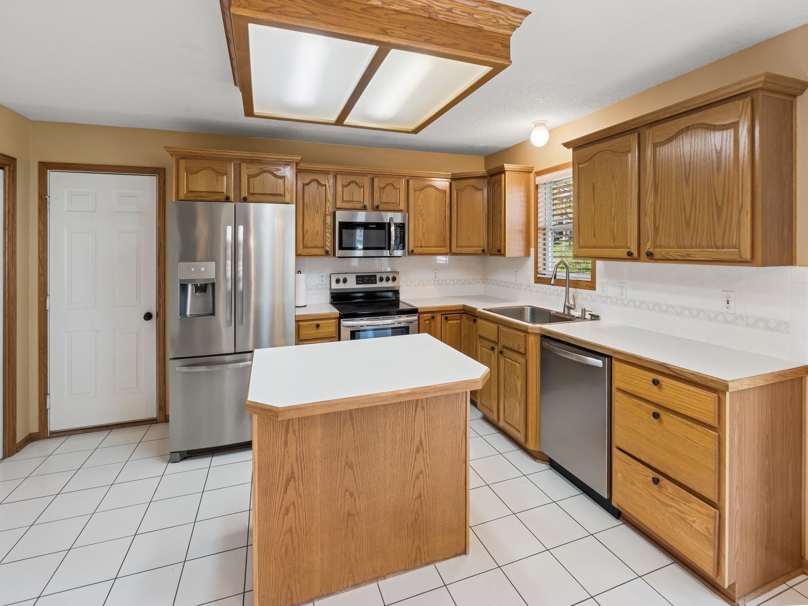 7183 Dakota Drive, West Des Moines, Iowa image 9
