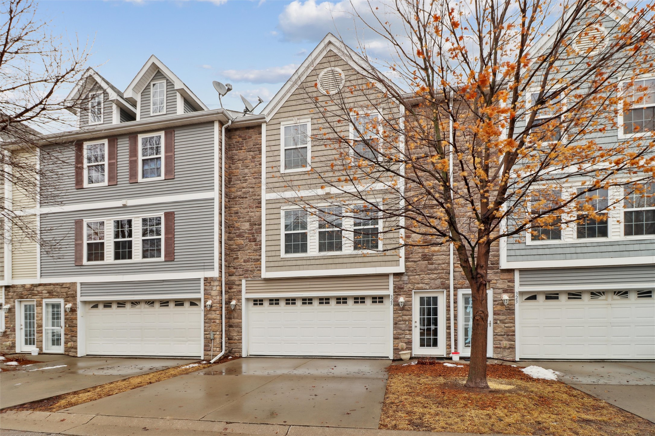 325 NE Sandalwood Drive, Waukee, Iowa image 1