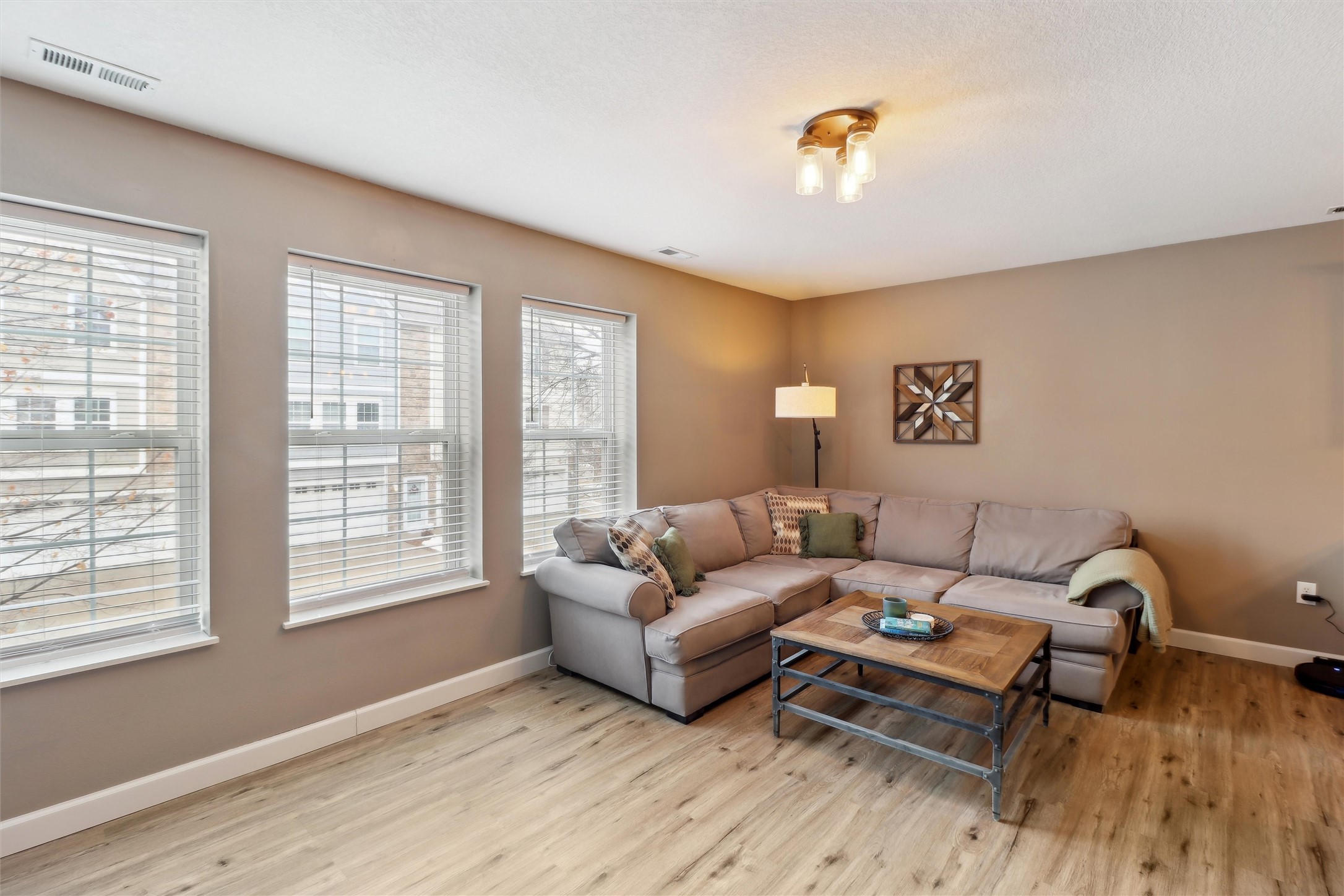 325 NE Sandalwood Drive, Waukee, Iowa image 4