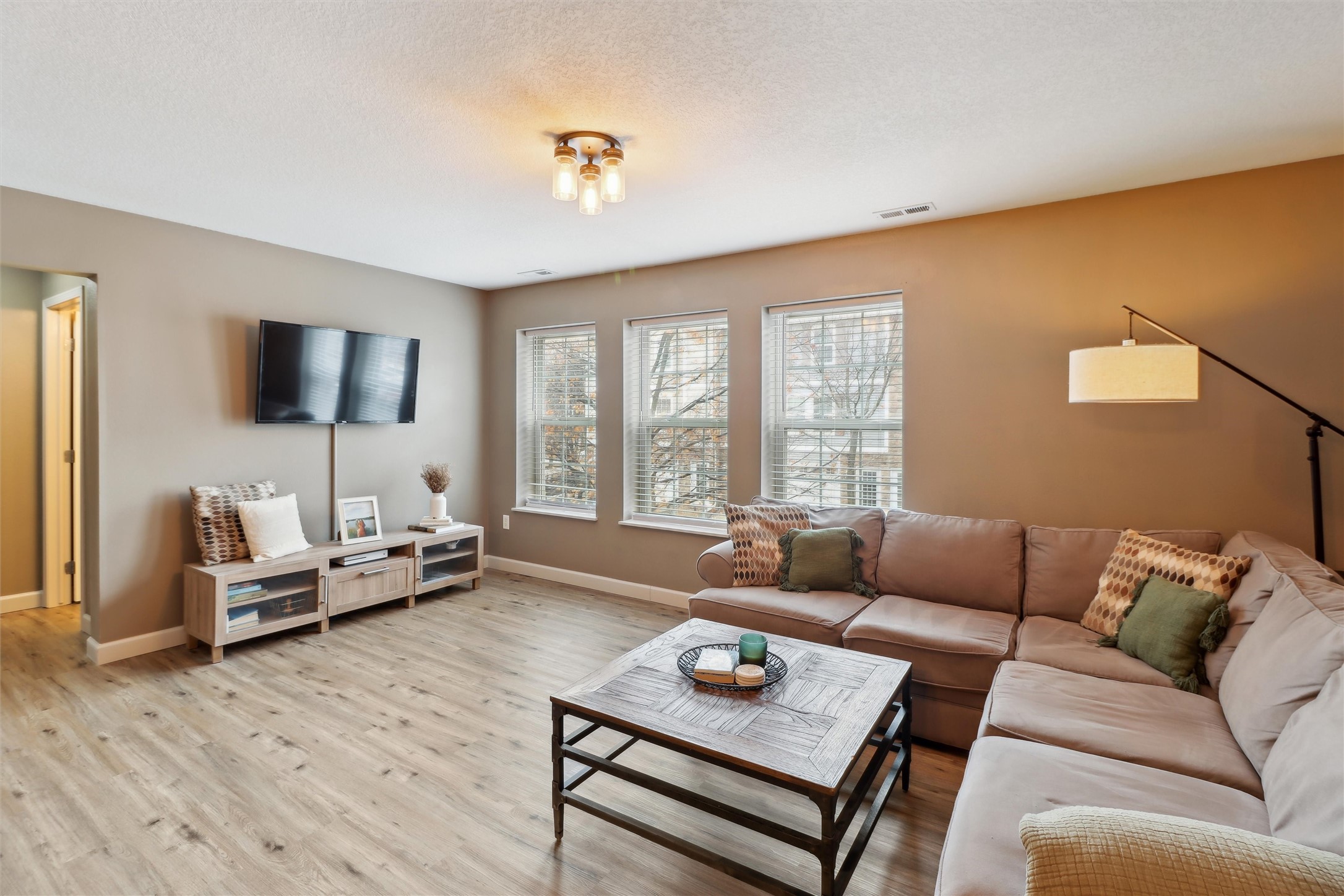 325 NE Sandalwood Drive, Waukee, Iowa image 2