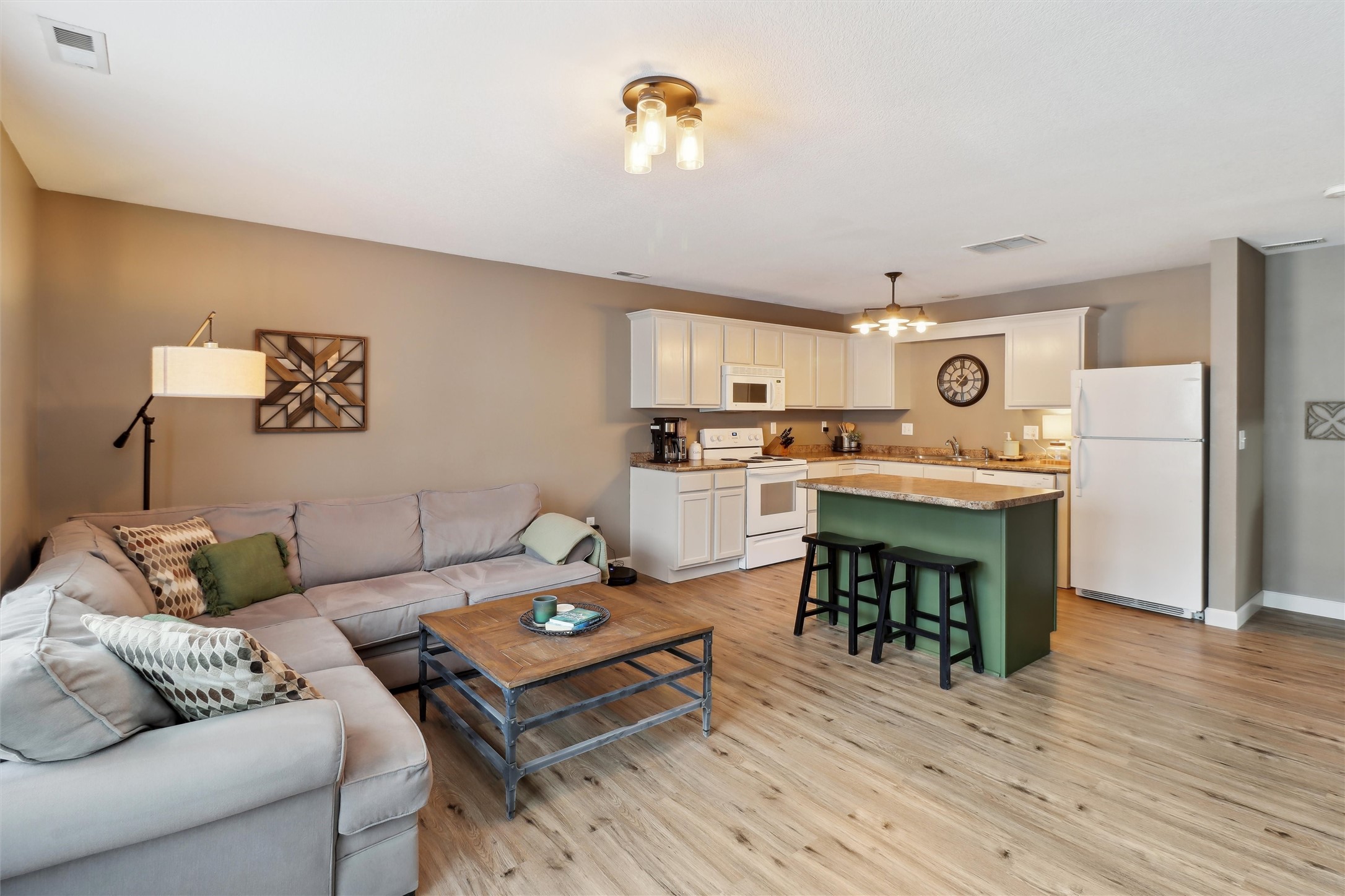 325 NE Sandalwood Drive, Waukee, Iowa image 3