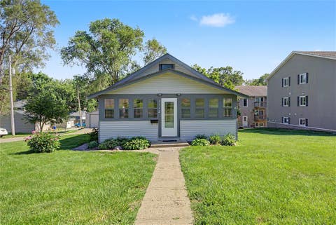 Homes For Sale - 1112 Vine Street<br/> West Des Moines, IA 50265