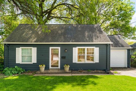 Homes For Sale - 1652 Beaver Avenue<br/> Des Moines, IA 50310