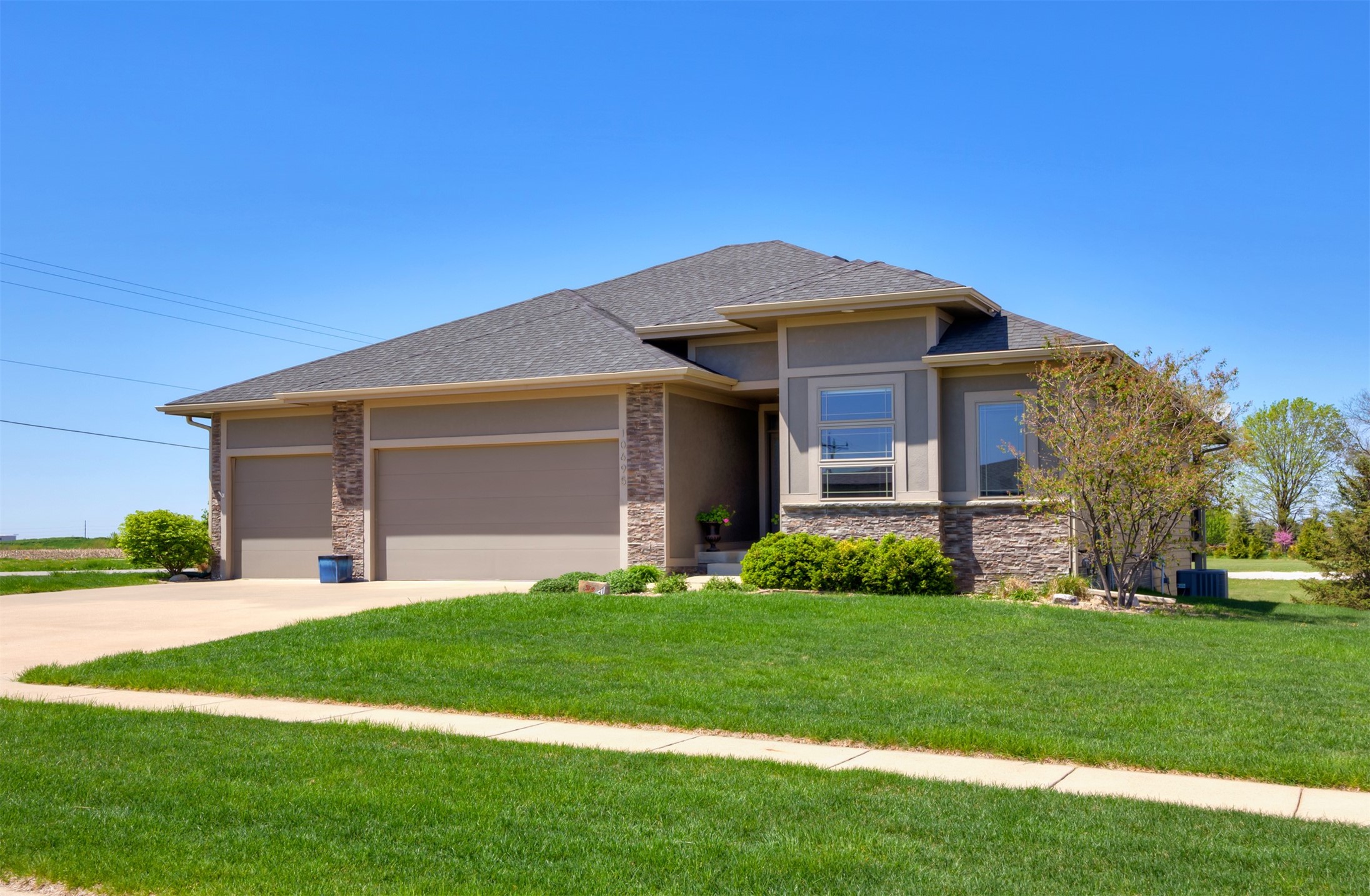 10695 NW 72nd Lane, Johnston, Iowa image 1