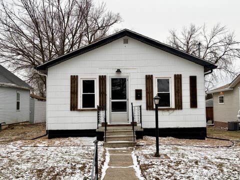 Homes For Sale - 2741 E Washington Avenue<br/> Des Moines, IA 50317