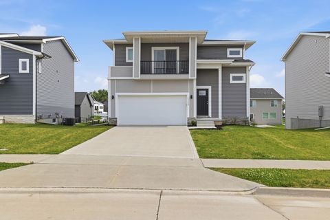 Homes For Sale - 15230 Deerview Drive<br/> Dallas County, Urbandale, IA 50323