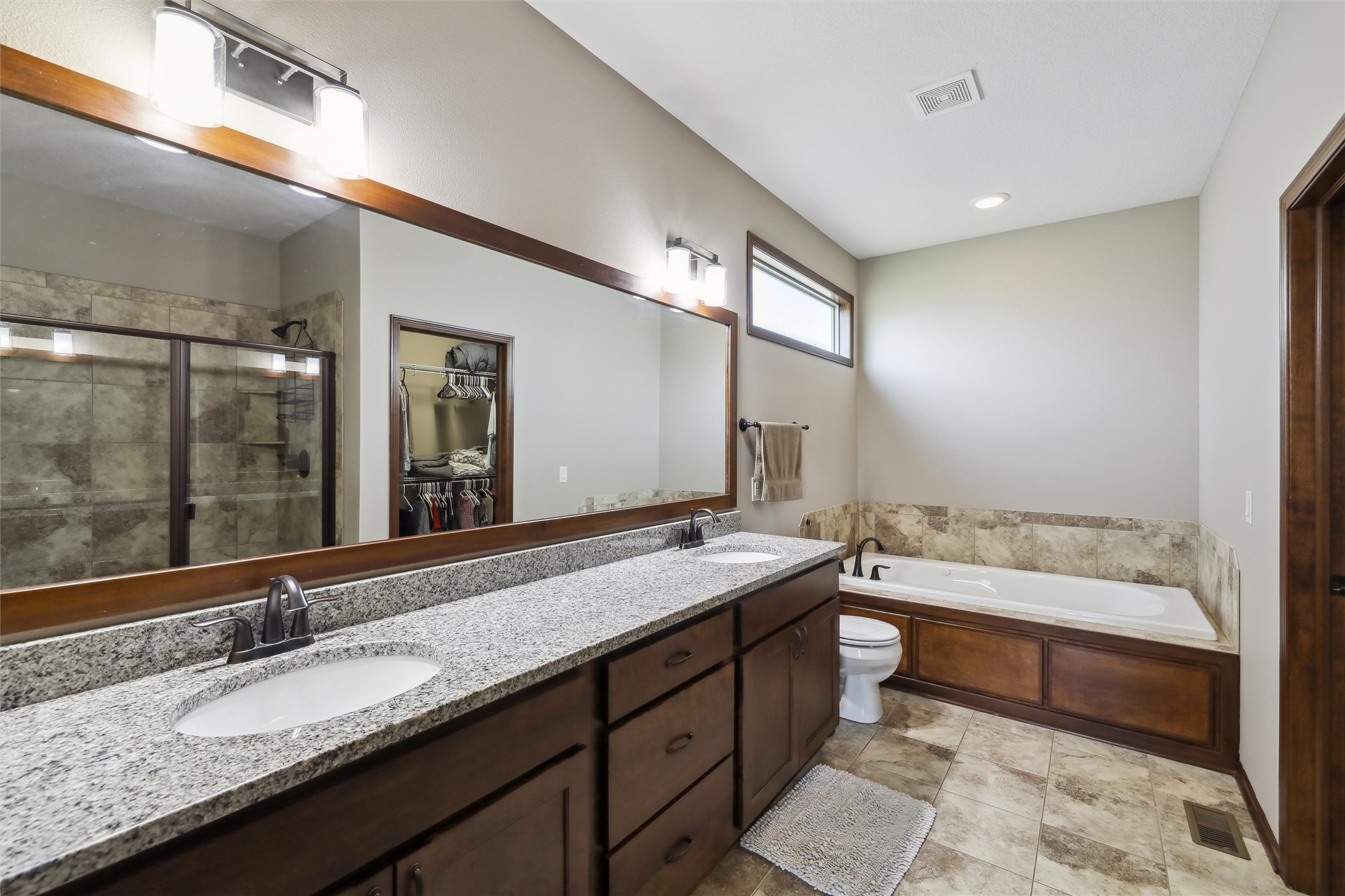 16548 Horton Drive, Clive, Iowa image 10