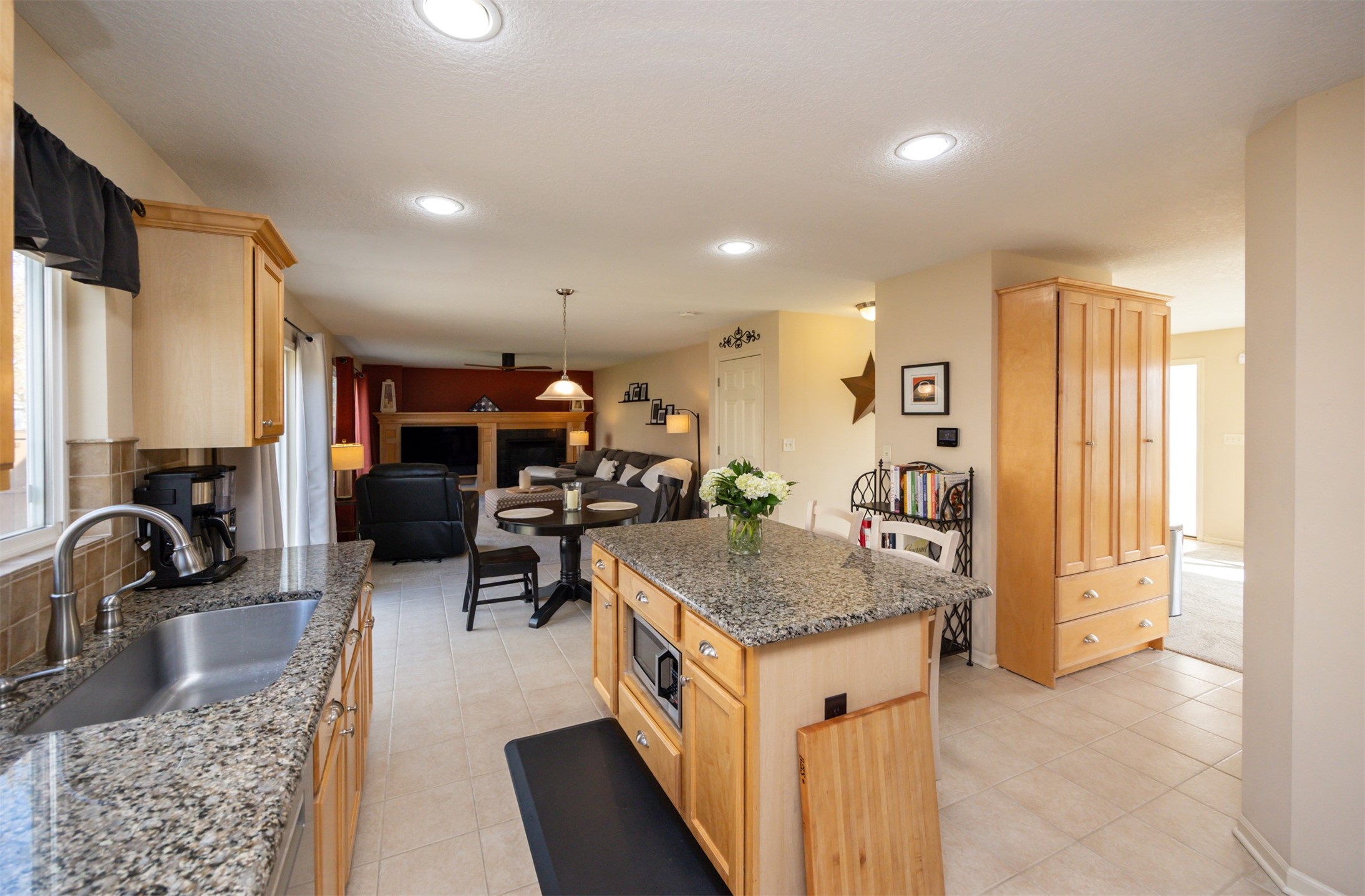 9128 Cowden Drive, Johnston, Iowa image 5