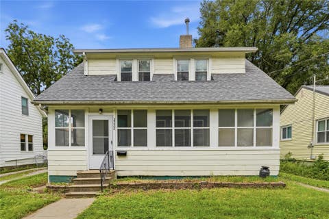 Homes For Sale - 2322 E 11th Street<br/> Polk County, Des Moines, IA 50316