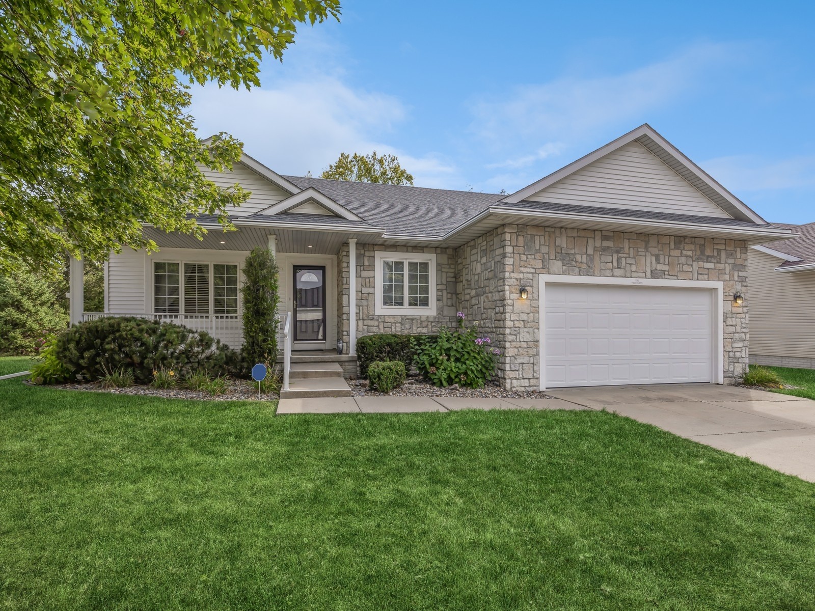 7502 Oakwood Drive, Urbandale, Iowa image 1