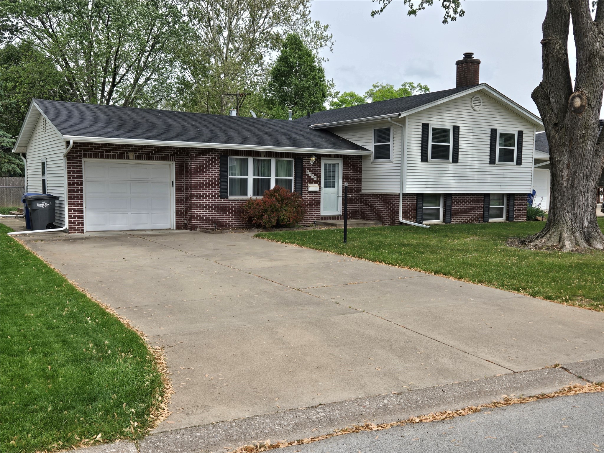 1735 Elmwood Drive, Bettendorf, Iowa image 1