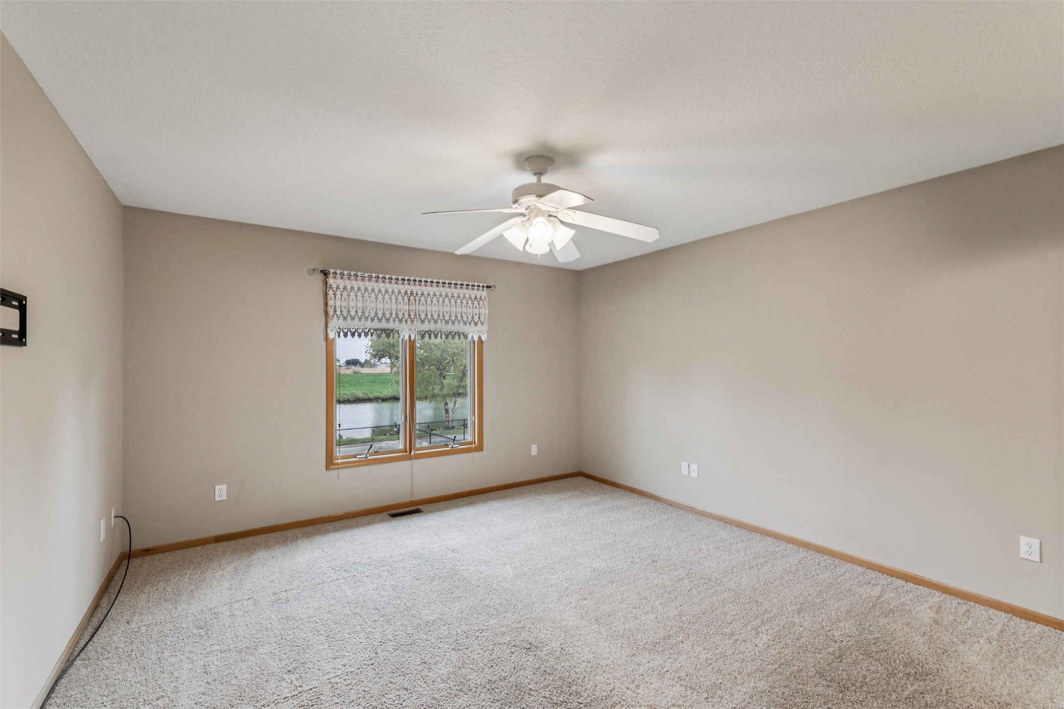 Altoona, Iowa 50009, United States, 3 Bedrooms Bedrooms, ,2 BathroomsBathrooms,Residential,Active,232852