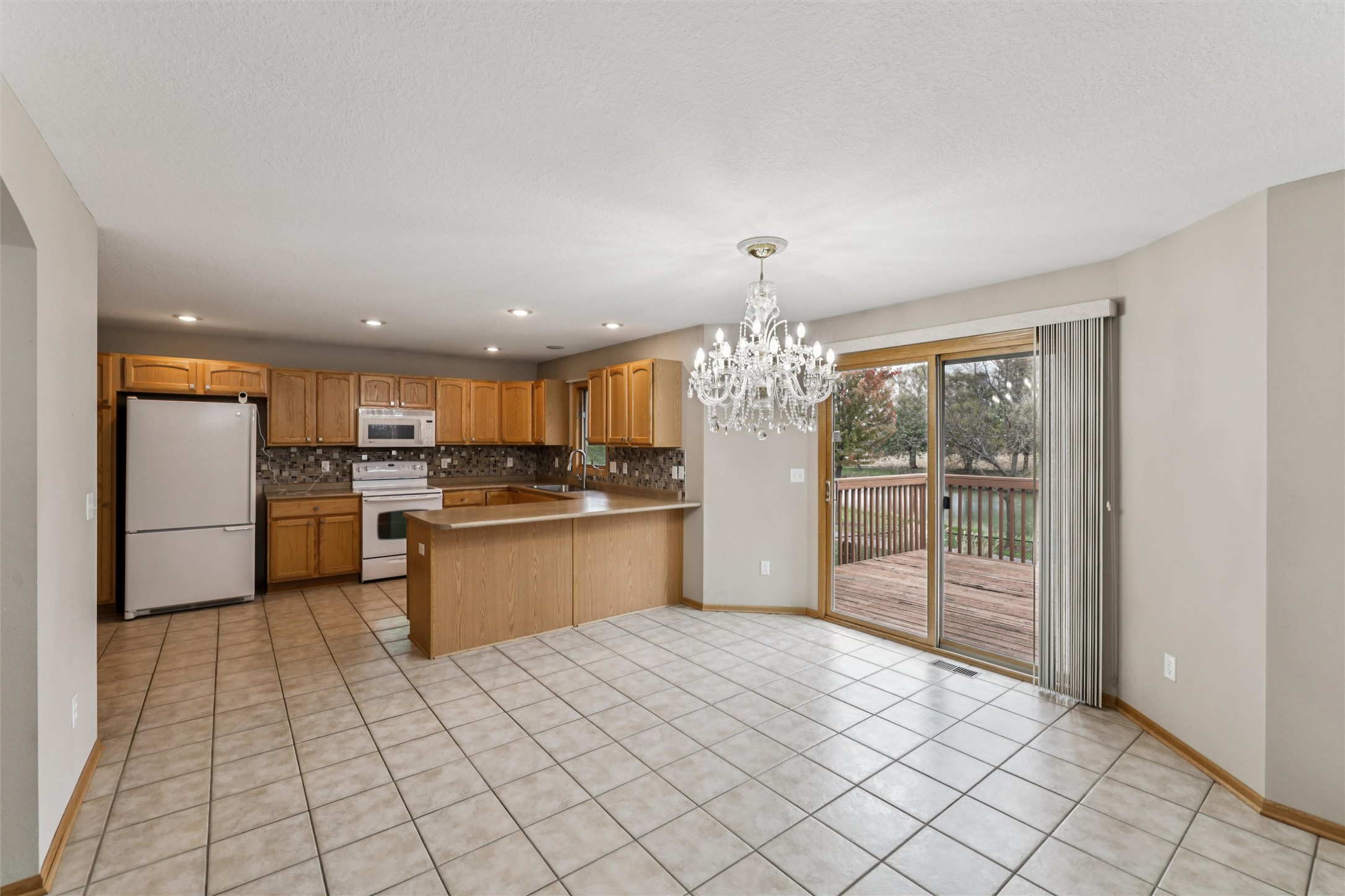 Altoona, Iowa 50009, United States, 3 Bedrooms Bedrooms, ,2 BathroomsBathrooms,Residential,Active,232852