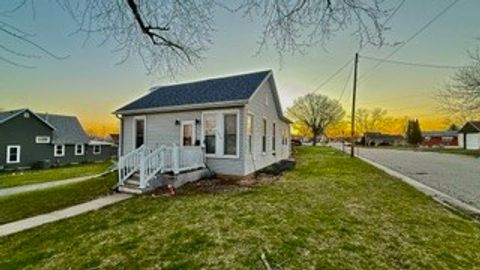 Homes For Sale - 1012 SE 1st Street<br/> Marshall County, Marshalltown, IA 50158